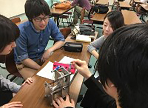 [ 画像 ]Students confirming the operation of their manual generator